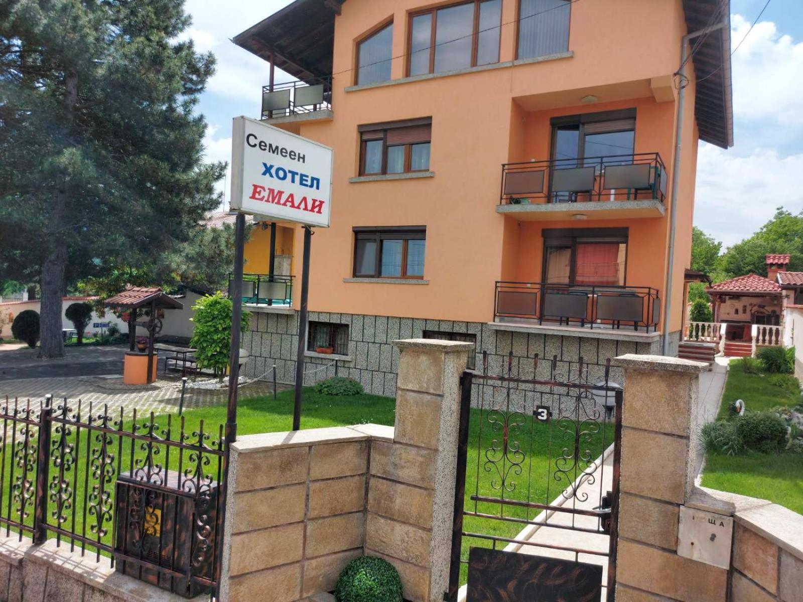 Family Hotel Emaly 1 Bankya Extérieur photo